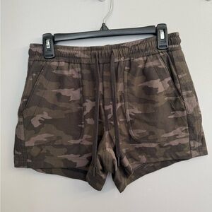 Athleta Farallon Shorts Women’s Size 2 Black Olive Camo Elastic Waist Pockets